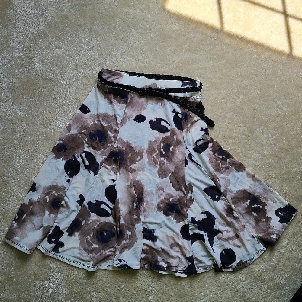 EUC Swingy floral skirt - Sz S/M